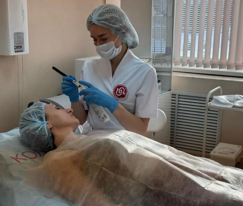 "Перед Новым годом многие люди хотят выглядеть особенно хорошо и задумываются о косметологических процедурах,-рассказывает наш врач-косметолог Евгения Евгеньевна Митяева